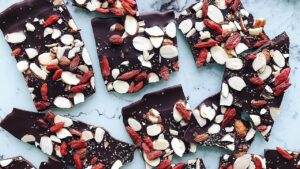 Read more about the article Superfood Dark Chocolate Bark